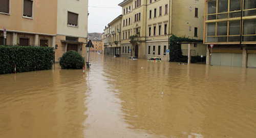 La Ferocia dell'Alluvione di Valencia Raccontata da chi c'era: "Vedevamo le Auto Trascinate Via"